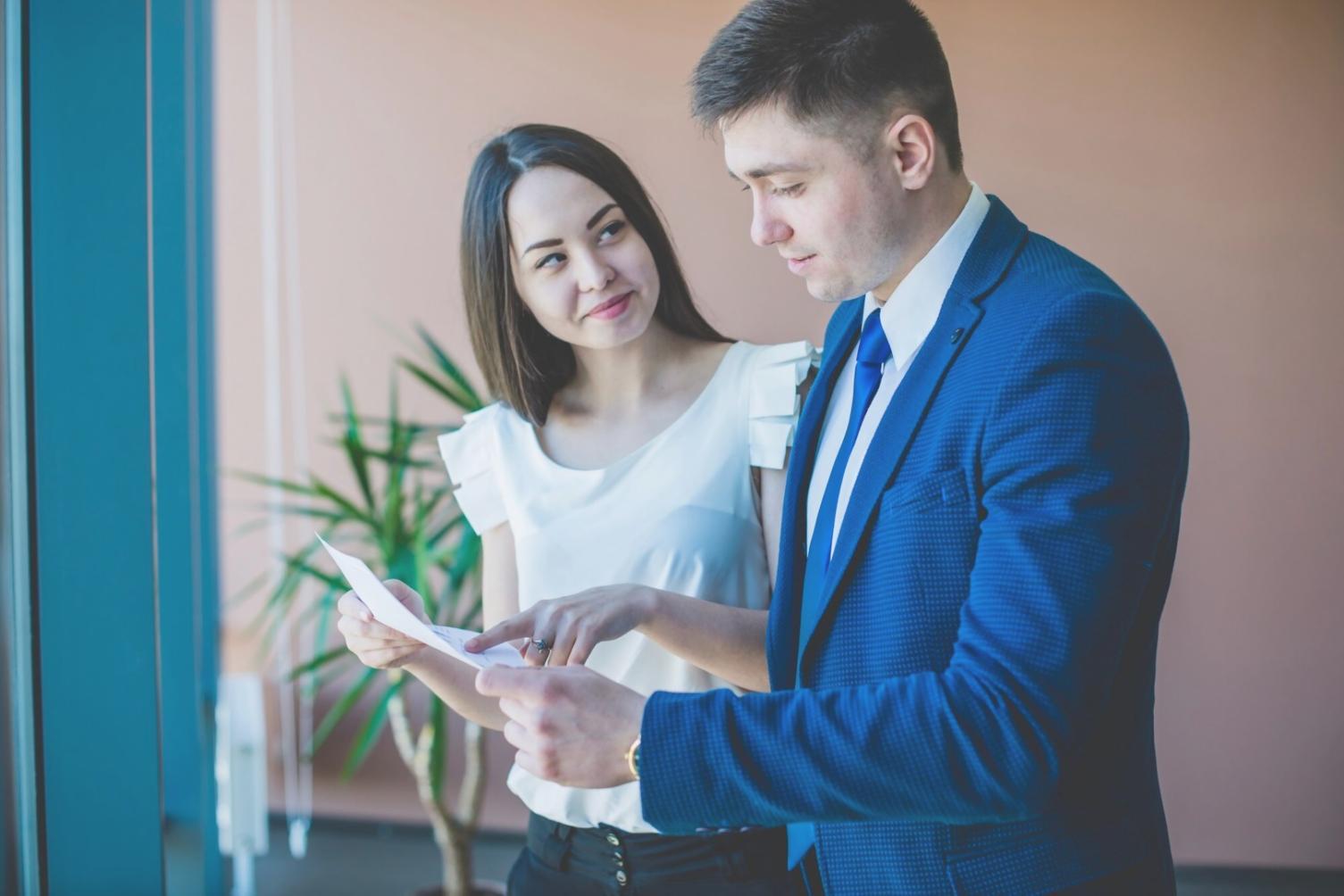 Equipo de deep-thinkai trabajando en análisis de mercados financieros